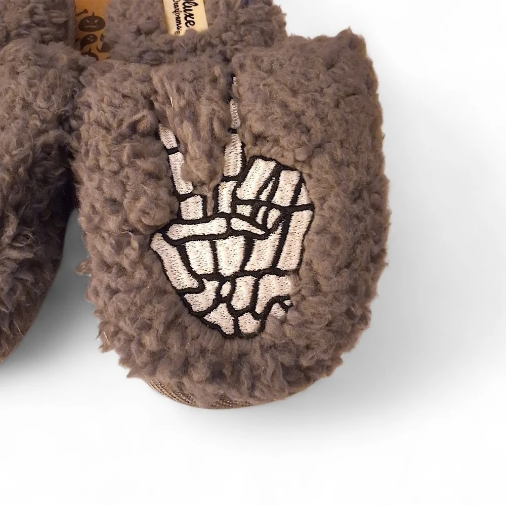 Dluxe by Dearfoams Kids Skeleton Peace Sign Slippers Size 11/12